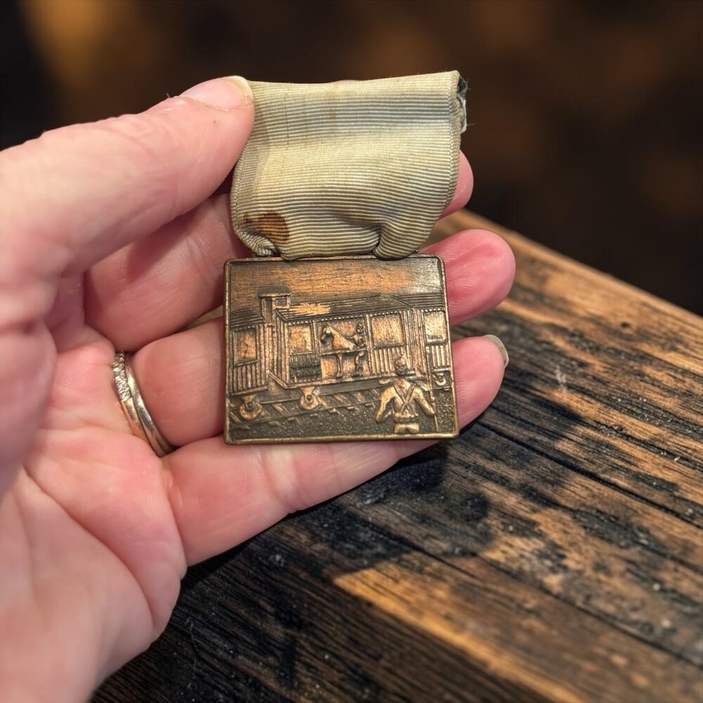 1920s WWI Forty & Eight 40/8 Chapeau Medal Horse Boxcar Veterans Pin